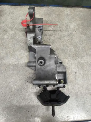 7700272111A Кронштейн компрессора кондиционера Renault Megane 1 Арт 0750732, вид 1