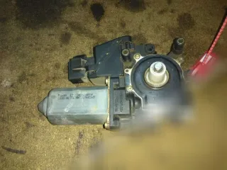 114181102774,0536001402 Моторчик стеклоподъемника передний левый Audi A3 8L Арт A3109612, вид 3