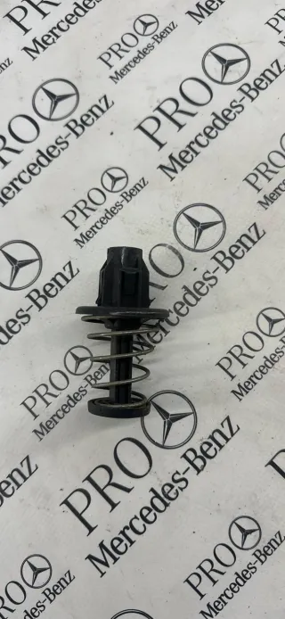 A2058800027 отбойник капота (демпфер) Mercedes C W205 Арт 100284, вид 1