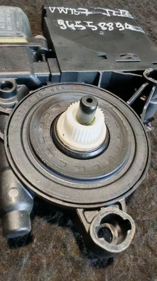 3C095979 Моторчик стеклоподъемника передний правый Volkswagen Passat B7 Арт 94558894, вид 4