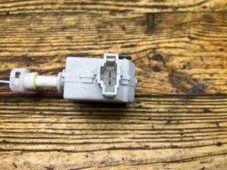 3C0810773 Активатор замка крышки топливного бака Volkswagen Passat B6 Арт 94571993, вид 2