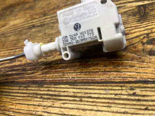 3C0810773 Активатор замка крышки топливного бака Volkswagen Passat B6 Арт 94571993, вид 4