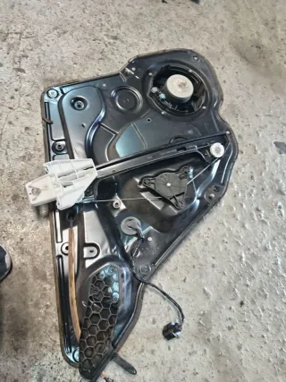 1M0839756 Стеклоподъемник правый задний Seat Toledo 2 Арт 94609174
