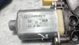 0130822716,5Q0959802B Моторчик стеклоподъемника передний правый Volkswagen Golf 7 Арт E1036, вид 4