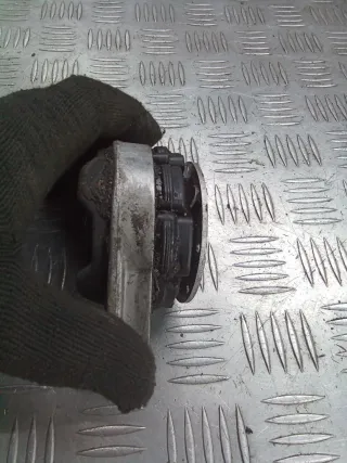 045117061D Подушка крепления кпп Volkswagen Passat B5 Арт 94828302, вид 4