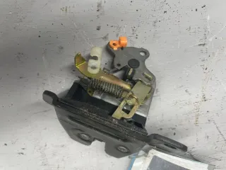  Замок крышки багажника Mitsubishi Galant 8 Арт 94926634, вид 2