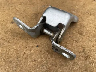  Петля двери передней левой серебро Mazda 5 1 Арт 1668EPY