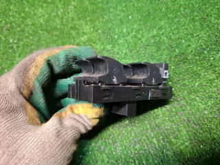 5G0959857D Кнопка стеклоподъемника переднего левого Skoda Karoq Арт 95777075, вид 3