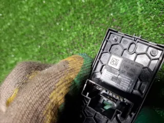 5G0959857D Кнопка стеклоподъемника переднего левого Skoda Karoq Арт 95777075, вид 2