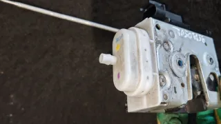 4D1837016D Замок двери передней правой Audi A4 B5 Арт 95790502, вид 4