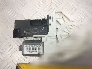 9663077880,994354108,1137328408,987287109 Моторчик стеклоподъемника передний левый Citroen C6 Арт 159421621, вид 1