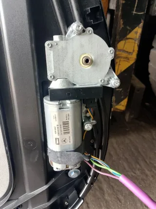 221 820 20 42 Двигатель электролюка Mercedes S W221 Арт 97011977, вид 1