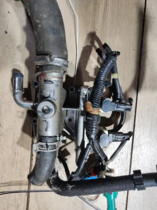 1S7G8K556AJ,U90KA Фланец (тройник) системы охлаждения Volvo S80 2 restailing  Арт 034720, вид 2