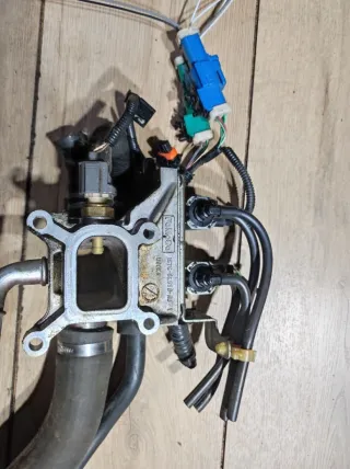 1S7G8K556AJ,U90KA Фланец (тройник) системы охлаждения Volvo S80 2 restailing  Арт 034720, вид 1