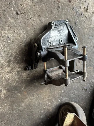  Кронштейн компрессора кондиционера Audi 100 C3 Арт 97211035, вид 2