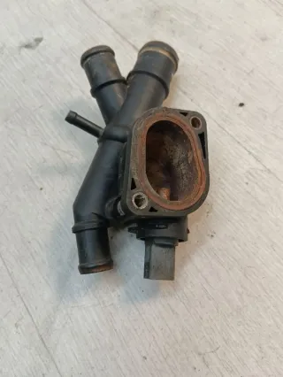 03L121132Q Фланец (тройник) системы охлаждения Volkswagen Passat B6 Арт 97828061, вид 2