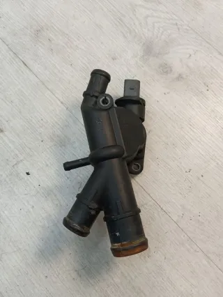 03L121132Q Фланец (тройник) системы охлаждения Volkswagen Passat B6 Арт 97828061, вид 1