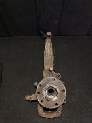  Кулак поворотный передний правый Audi Q7 4L Арт 97961359