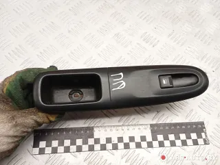26267 Кнопка стеклоподъемника переднего правого Peugeot 406 Арт A30920, вид 1