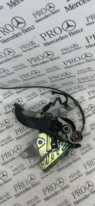 A2044200684 Педаль стояночного тормоза Mercedes C W204 Арт 101569, вид 1