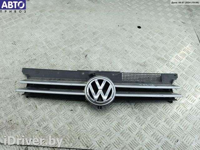 Решетка радиатора Volkswagen Golf 4 2002г.  - Фото 1