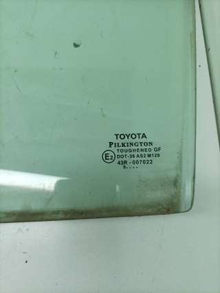 Стекло двери задней левой Toyota Avensis 1 2000г.  - Фото 2